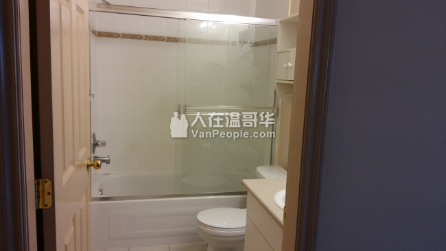 Burnaby平地两房一厅整套出租。环境安静,交通方便。