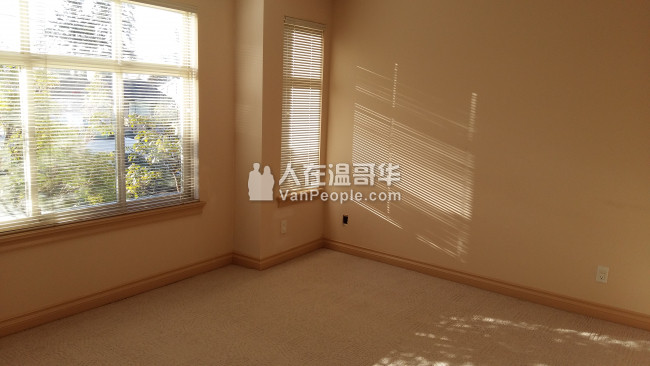 Burnaby平地两房一厅整套出租。环境安静,交通方便。
