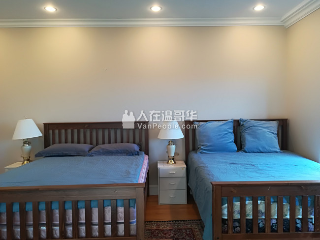 高贵林中心豪华三层精装独立屋,新家具齐全,拎包入住。