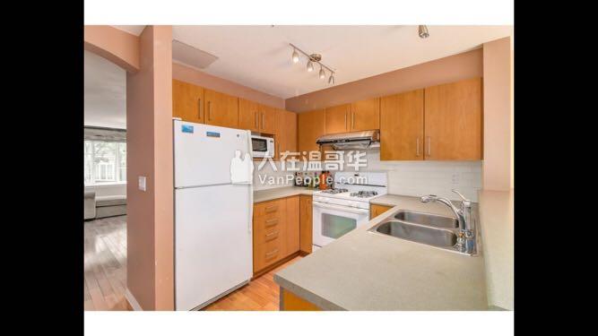 Lougheed Mall Townhouse楼上单间带家具出租,近mall/skytrain/SFU
