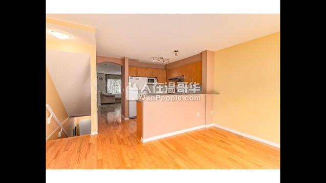 Lougheed Mall Townhouse楼上单间带家具出租,近mall/skytrain/SFU