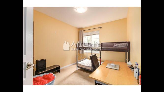 Lougheed Mall Townhouse楼上单间带家具出租,近mall/skytrain/SFU