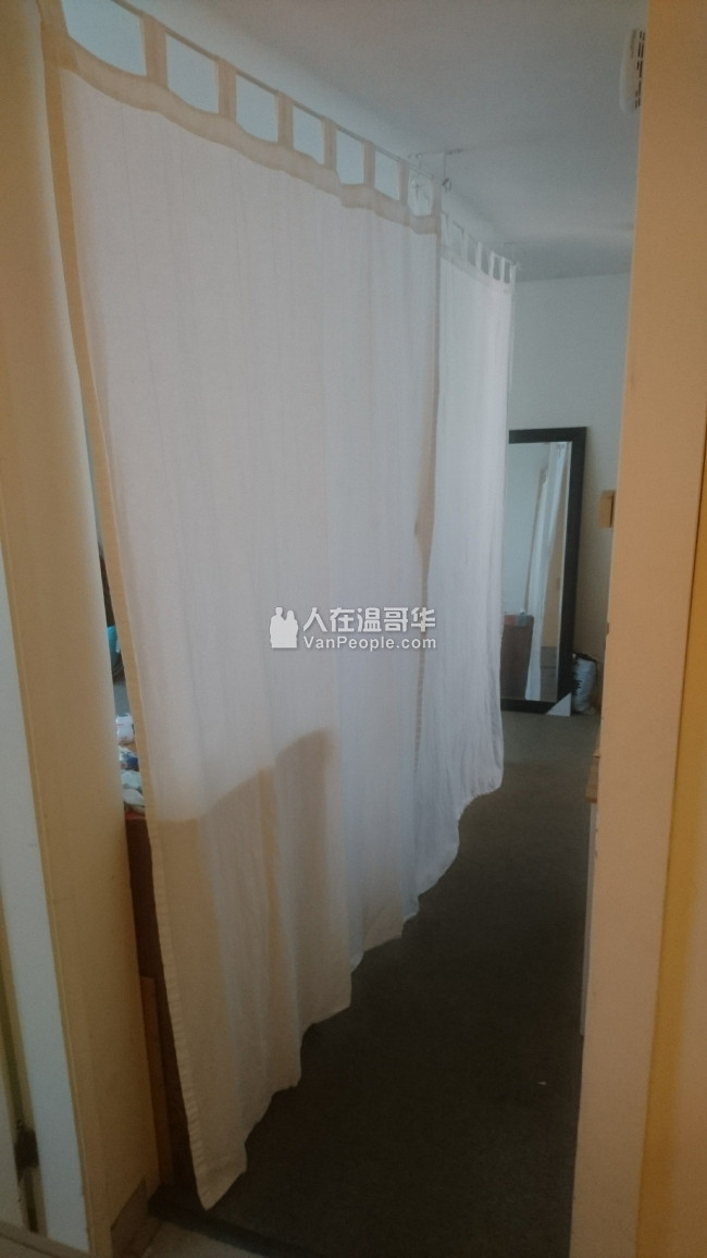 烈治文靜中帶旺3房獨立屋出租,可養寵物, 立刻入住。