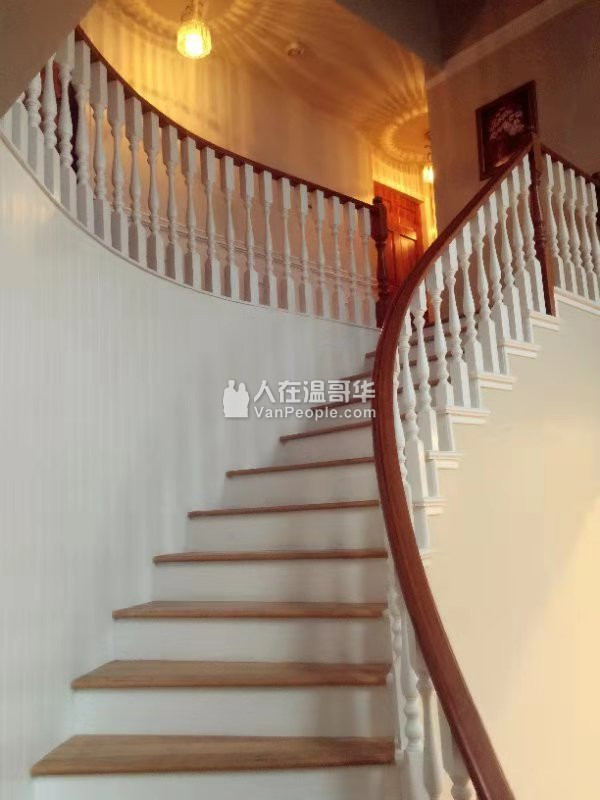 高贵林中心豪华三层精装house,全新家具齐全,拎包入住。