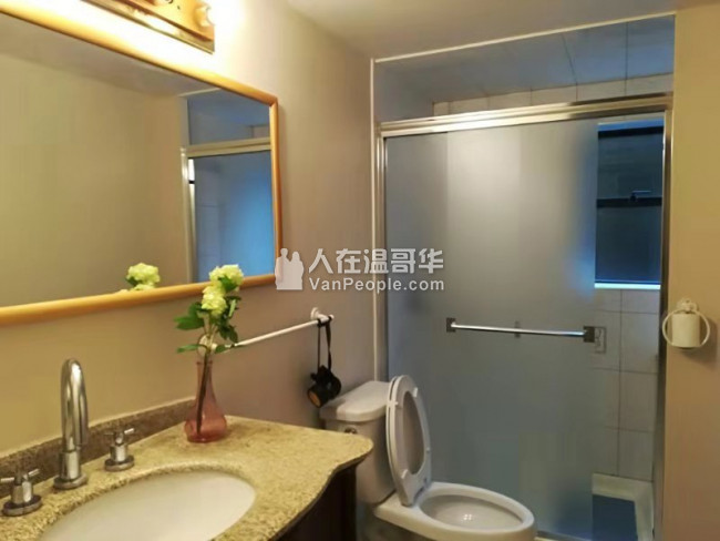 高贵林中心豪华三层精装house,全新家具齐全,拎包入住。