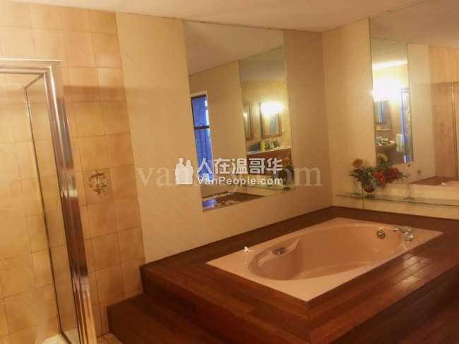 高贵林中心豪华三层精装house,全新家具齐全,拎包入住。