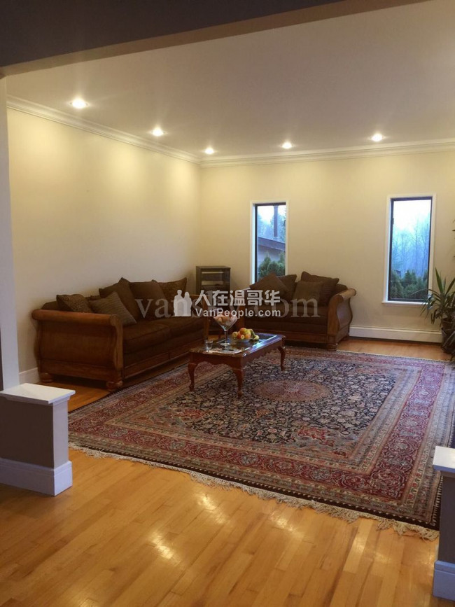 高贵林中心豪华三层精装house,全新家具齐全,拎包入住。