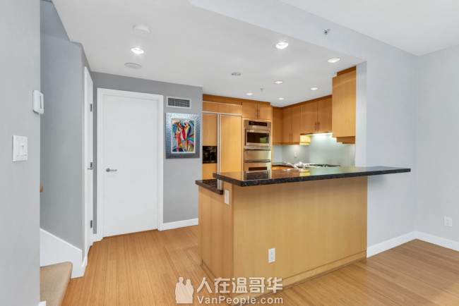 Coal Harbour中心地段超大豪华3房townhouse即日起租!!