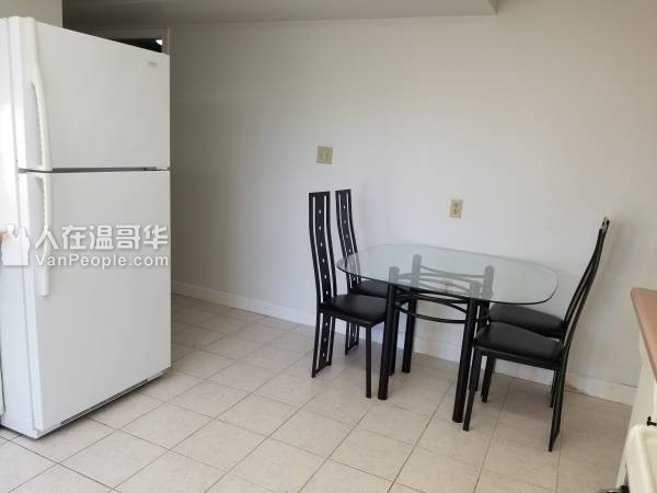 列治文独立屋Garden City夹 Francis附近,两房一厅 - $1400