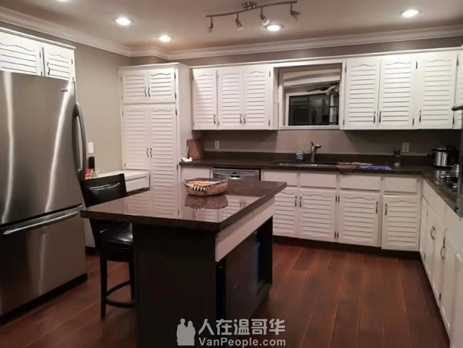 高贵林中心豪华三层精装house出租,新家具齐全,拎包入住。