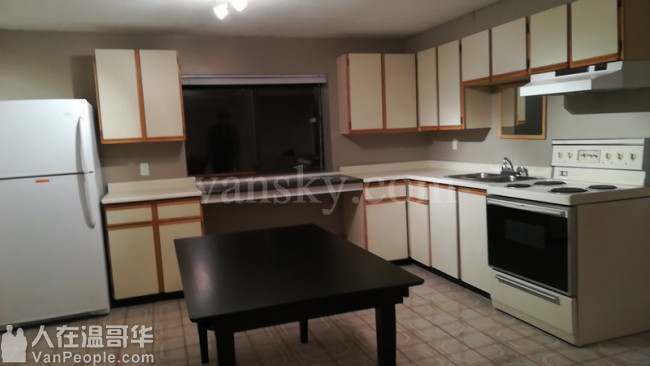 高贵林中心豪华三层精装house出租,新家具齐全,拎包入住。