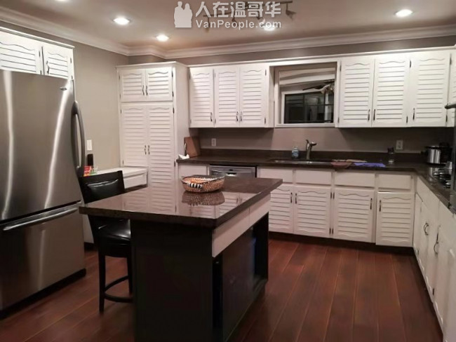 高贵林中心豪华三层精装house出租,新家具齐全,拎包入住。