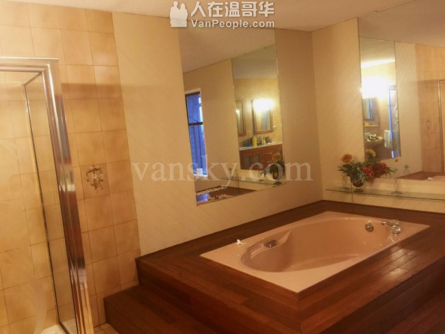 高贵林中心豪华三层精装house出租,新家具齐全,拎包入住。