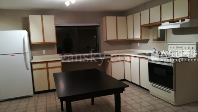 高贵林中心豪华三层精装house出租,新家具齐全,拎包入住。