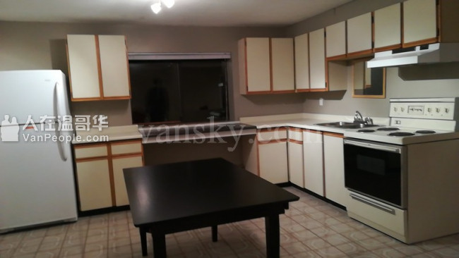 高贵林中心豪华三层精装house出租,新家具齐全,拎包入住。