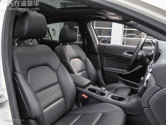2018奔驰四驱GLA250 外白内黑 2万7公里 无事故 本地车