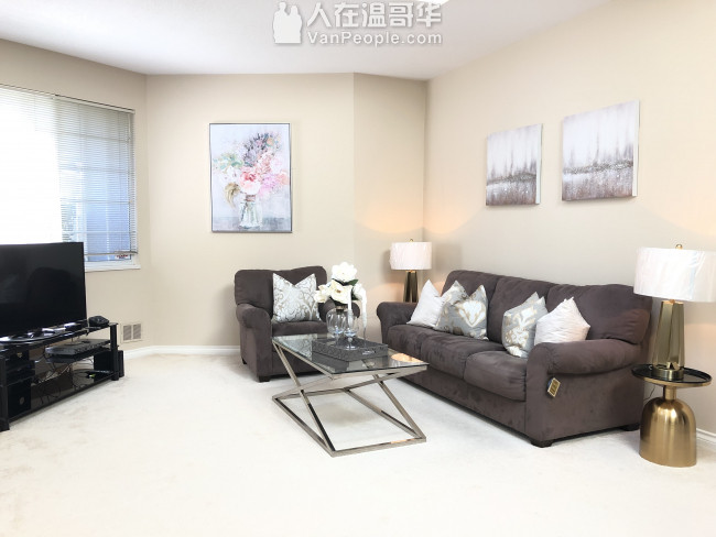 两层2054尺超大联排别墅仅售$1,099K