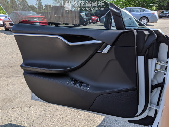 清仓大特惠!!!2013 白色TESLA P85 !!~ 非常实惠!!!
