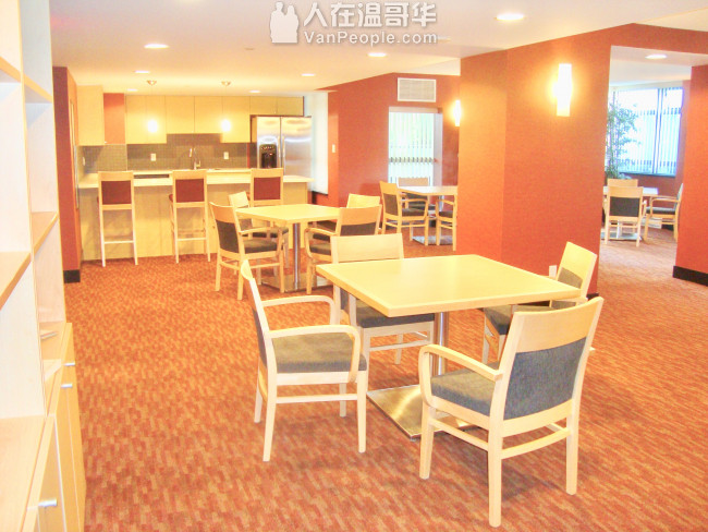 列治文市中心帶好家俱新豪華城市屋單位出租給女專業人士女飛行員学生.