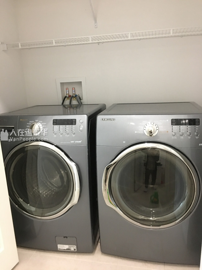 列治文市中心独立别墅二楼单房出租