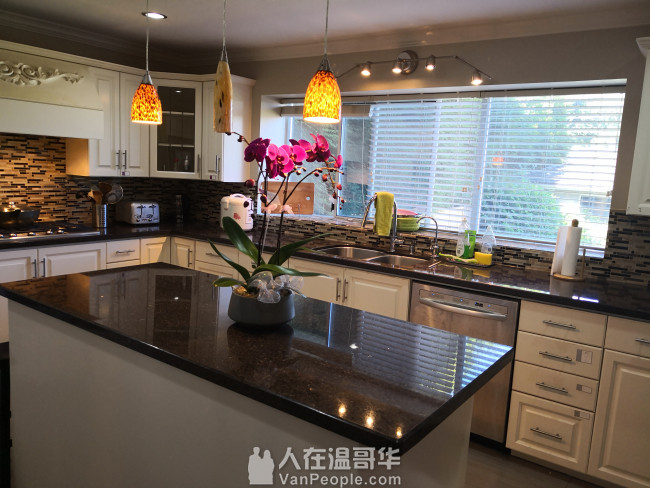 温哥华西区49街+Cambie天车站旁,5000呎豪华别墅Homestay,新出两个大房间,寄宿中学生优先!
