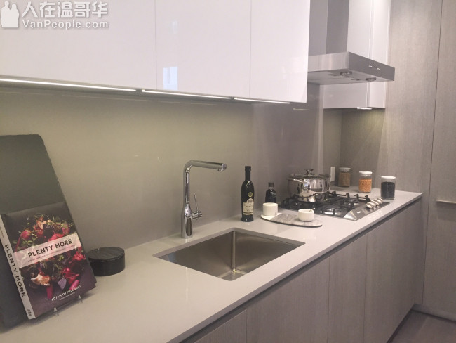 轉讓樓花著名西區女皇花園.名校黃金地理位置就在花園旁邊
