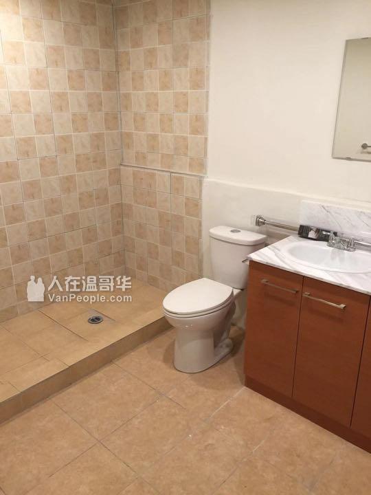 套房 SFU山脚下 近 Production Way 天车站 $ 750