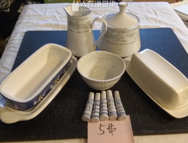 moving处理,价格好商量: 1.羽毛球拍一副+球网,瑜伽垫瑜伽坐蹲,呼啦圈,送飞盘; 2.落地灯,LED灯,电风扇,