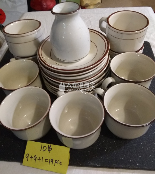 moving处理,价格好商量: 1.羽毛球拍一副+球网,瑜伽垫瑜伽坐蹲,呼啦圈,送飞盘; 2.落地灯,LED灯,电风扇,