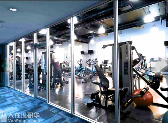 DOWNTOWN 2房2卫2阳台1厅1Den,找室友分租