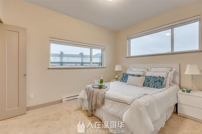 近Royal Oak天车 本拿比两房三卫townhouse联排别墅出租 带家具双车位
