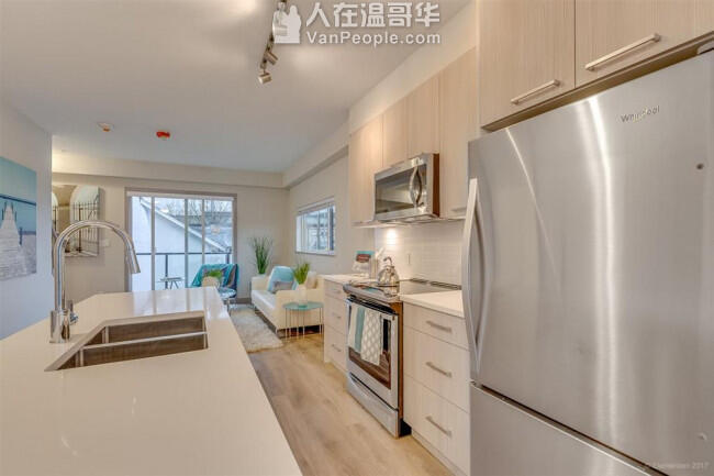近Royal Oak天车 本拿比两房三卫townhouse联排别墅出租 带家具双车位