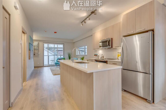 近Royal Oak天车 本拿比两房三卫townhouse联排别墅出租 带家具双车位
