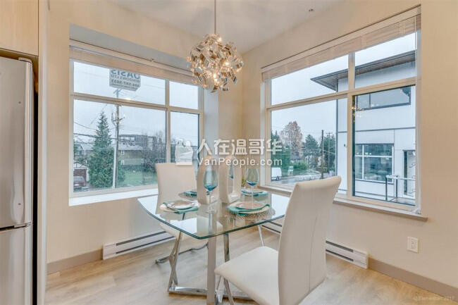 近Royal Oak天车 本拿比两房三卫townhouse联排别墅出租 带家具双车位
