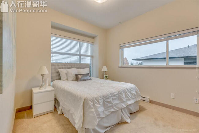 近Royal Oak天车 本拿比两房三卫townhouse联排别墅出租 带家具双车位