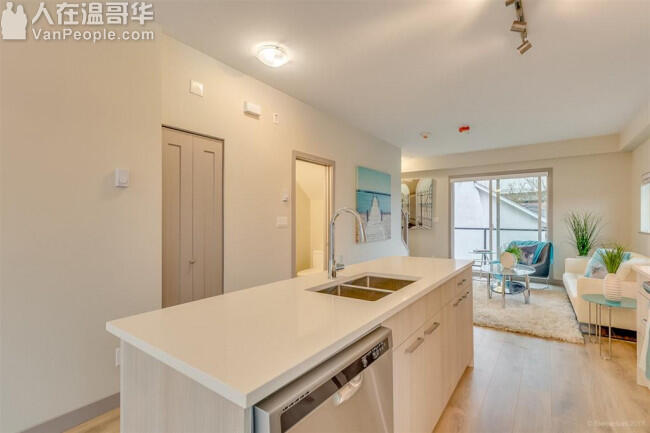 近Royal Oak天车 本拿比两房三卫townhouse联排别墅出租 带家具双车位