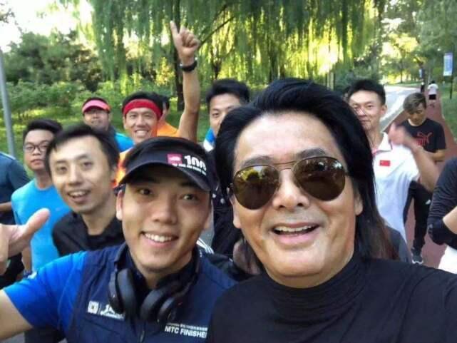 周润发爬山跑步状态好65岁一点也不显老 人在洛杉矶网lapeople Com 周润发爬山跑步状态好65岁一点也不显老 人在洛杉矶网lapeople Com