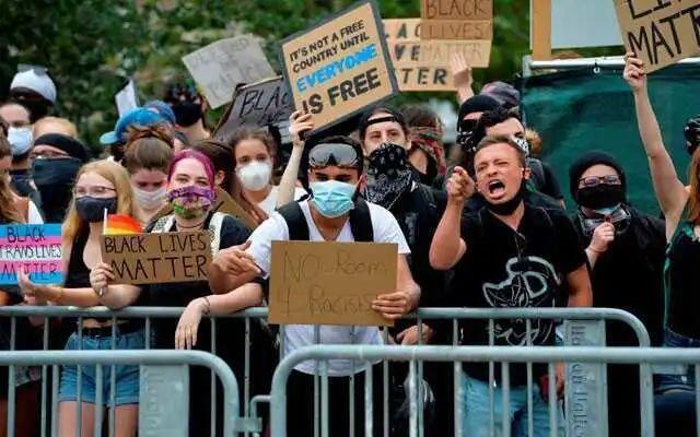 美国超市内白人大妈喊了声 黑鬼 遭彪悍黑人妹子暴揍跪地求饶 人在洛杉矶网lapeople Com