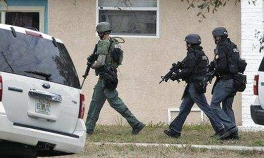 紧张对峙 美国35岁男子与警方发生枪战 因拒绝在店内戴口罩 人在洛杉矶网lapeople Com