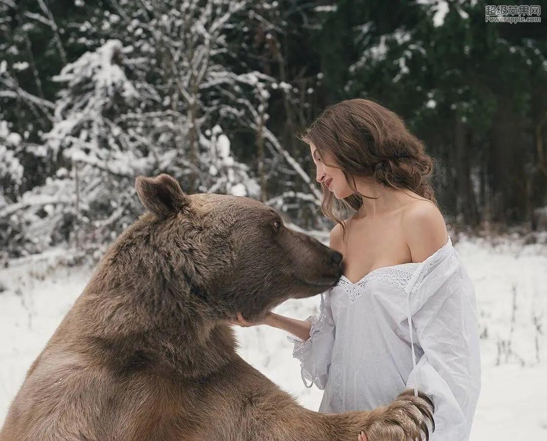 惊 性感美女和一头700kg棕熊相拥而眠这熊太有艳福 人在洛杉矶网lapeople Com