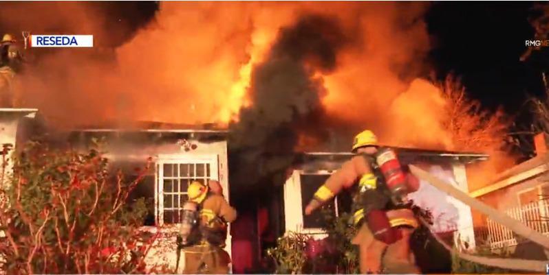 洛杉矶瑞西达社区民宅火灾一人下落不明 人在洛杉矶网lapeople Com