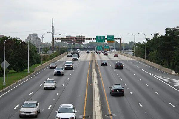 美国公路上的蓝色标志牌上都标了什么 你知道吗 人在洛杉矶网lapeople Com