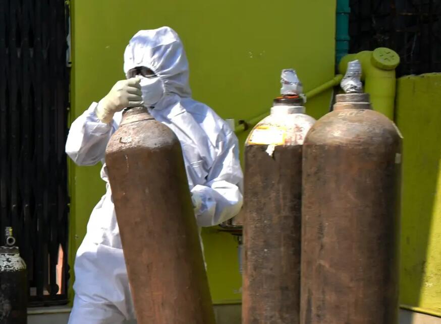 印度一团伙拿灭火器当氧气罐卖 充气就有可能爆炸 人在洛杉矶网lapeople Com