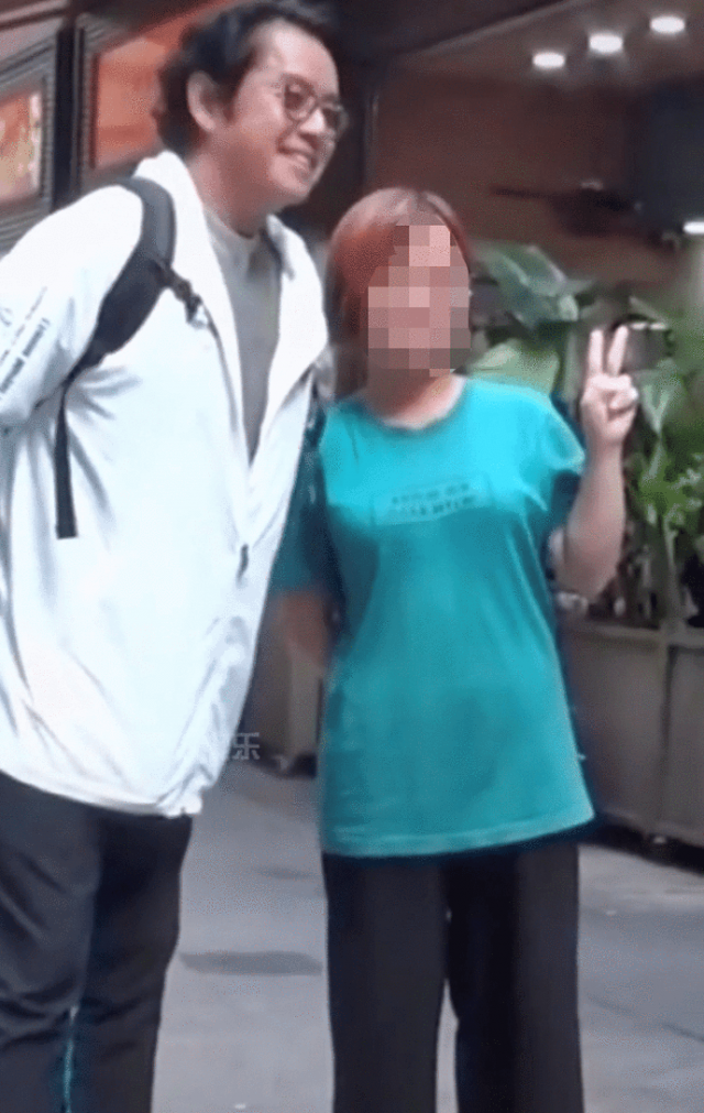 71岁谭咏麟街头被偶遇粉丝一把扯住求合影 人在洛杉矶网lapeople Com