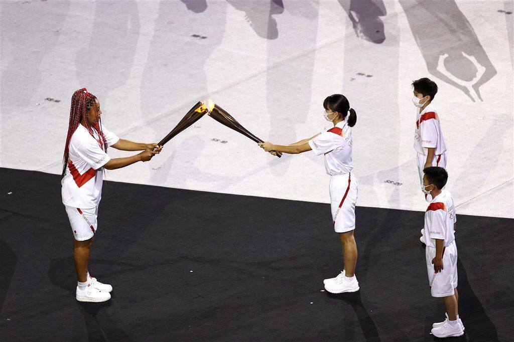 日皇宣布东京奥运正式开幕日本女网好手大坂直美点燃圣火 影 人在洛杉矶网lapeople Com 日皇宣布东京奥运正式开幕日本女网好手大坂直美点燃圣火 影 人在洛杉矶网lapeople Com