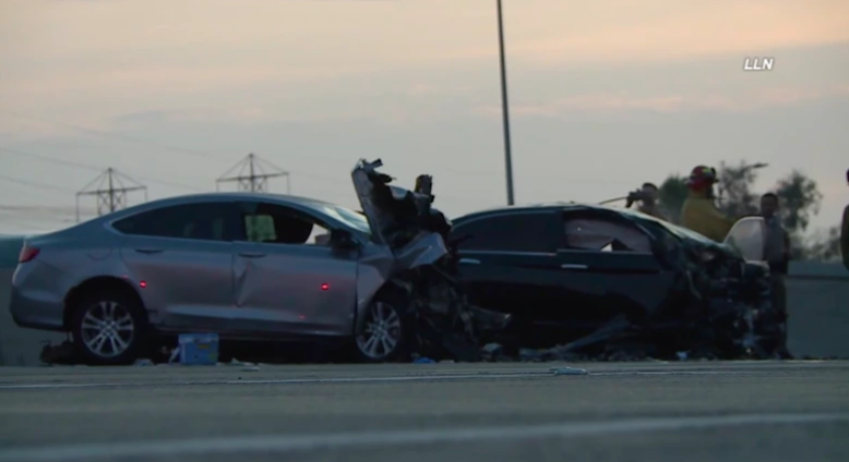 可怕 21死司机高速上逆行 与一车迎面相撞 2人当场死亡 人在洛杉矶网lapeople Com