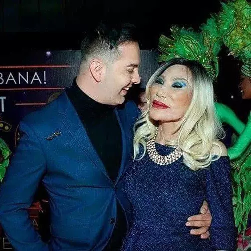 68岁女星宣布怀孕孩子爸是29岁歌手 人在洛杉矶网lapeople Com