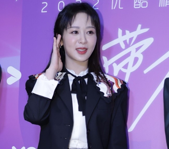 女星生图 杨紫黑长直显浮肿 热巴红色蕾丝裙 人在洛杉矶网lapeople Com