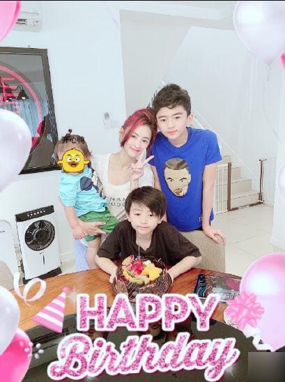 张柏芝清晨直播身后男子正在穿衣服疑似在家过夜 人在洛杉矶网lapeople Com