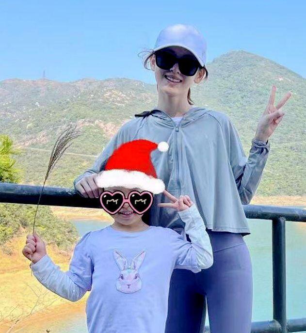 章泽天带孩子爬山首晒女儿正面照 网友指像刘强东 人在洛杉矶网lapeople Com 章泽天带孩子爬山首晒女儿正面照 网友指像刘强东 人在洛杉矶网lapeople Com